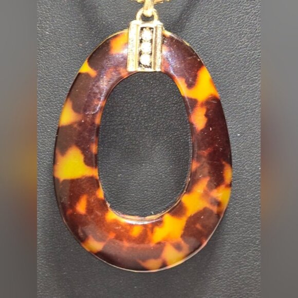 Leapard Print Pendant on Gold Tone Neck Chain Necklace - Picture 1 of 2